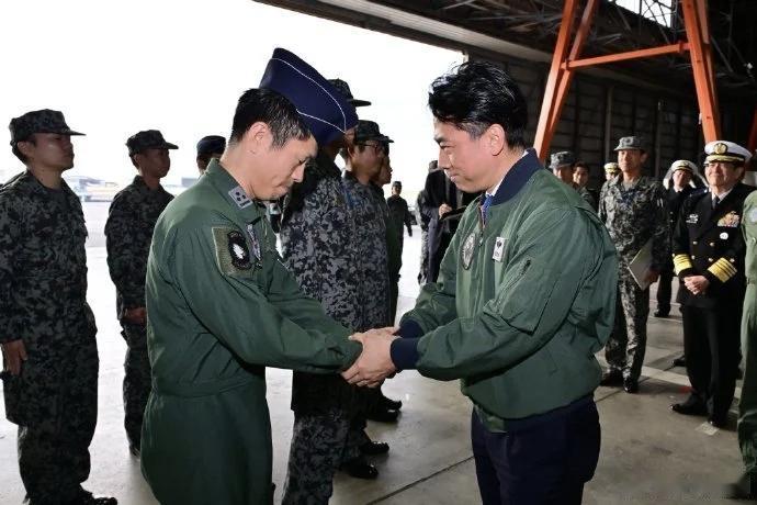 1月11日，据社交网站报道，近日，日本防卫大臣小泉进次郎去航空自卫队，那霸基地，