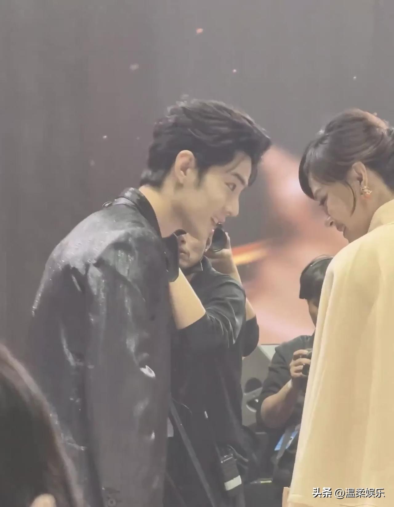 肖战颁完奖也没有走，[可怜][可怜]也是为了让大家多看几眼，那么晚了身边都空了，