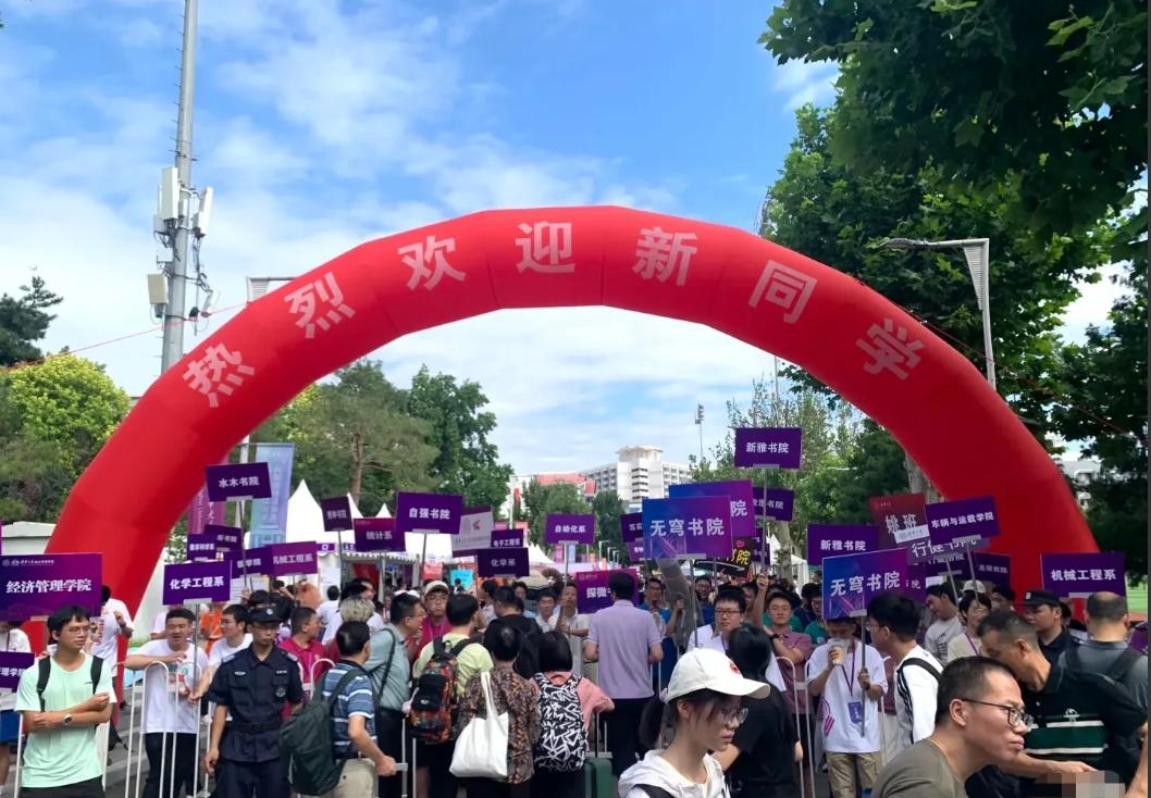 今年清华迎新挺热闹，可一看数据真让人吃惊——差不多4000个新生里，通过高考统招