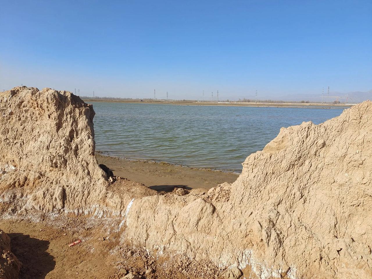 今天来土左旗海流水库转转，路上看到骑行的队伍，第一次来海流水库，湖面很大，有烟波