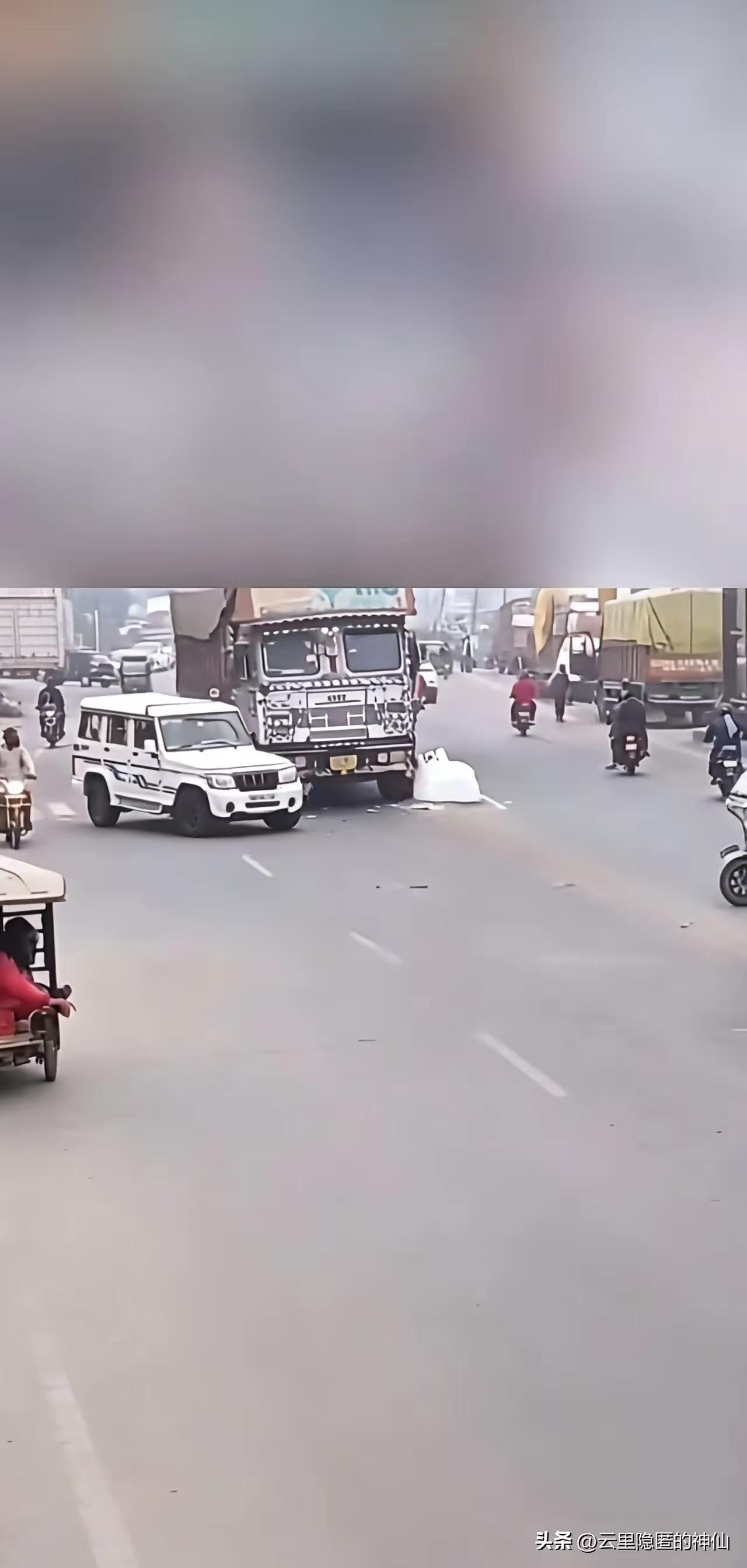 不要以为你开个豪车就可以随意别车。图1.2是白车支撑着没倒，图3是白车不帮忙支撑