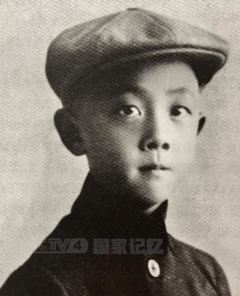1950年，大汉奸张景惠被关进了战犯管理所，可他却在监狱门口，看见儿子穿着解放军