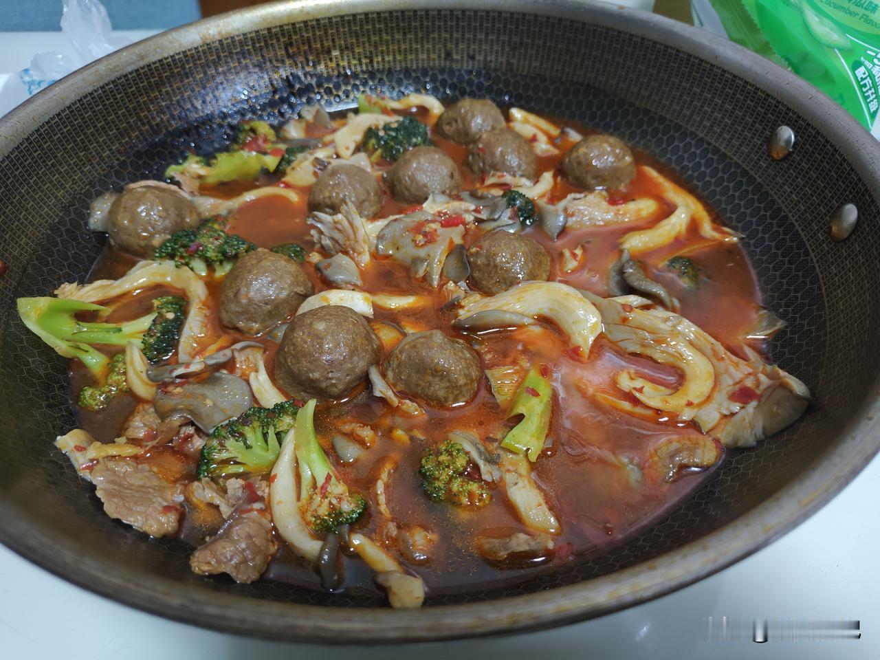 晚餐不知道吃啥，看我的懒人做法

今天晚餐是准备做个水煮肉片，因为简单。在我看来