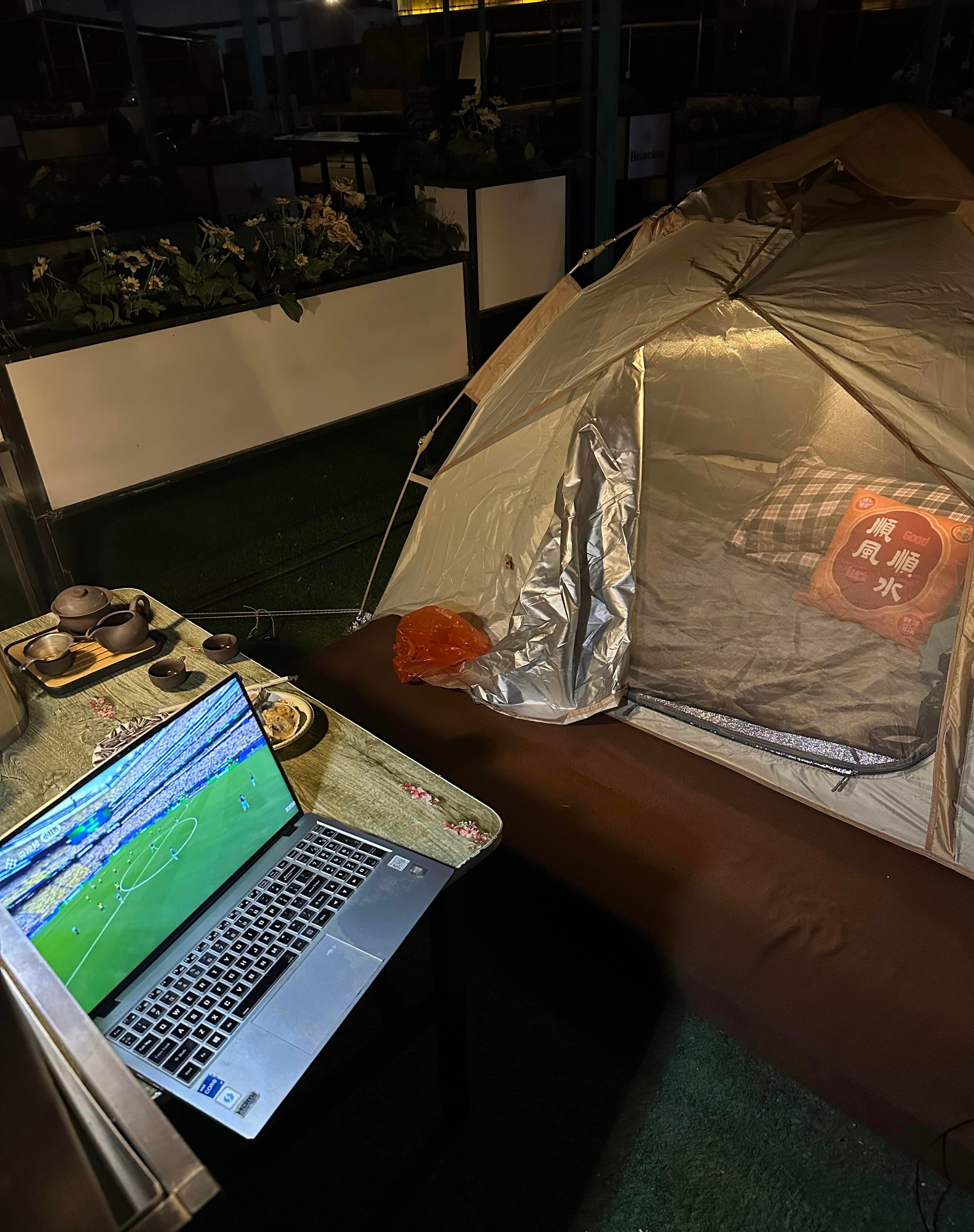 兰州网友深夜户外露营看世界杯 凌晨在家看球吵到女朋友被赶出门，干脆找了户外摆好夜