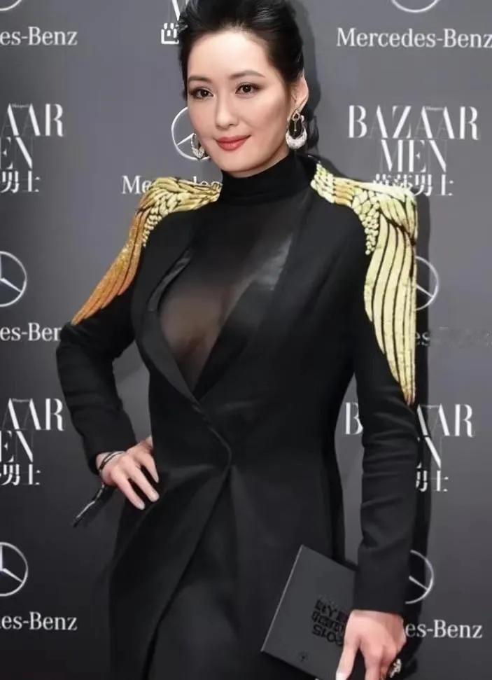 孟广美堪称“大婶中的尤物”，她老公更是眼光独到，对她十分宠爱。镜头下的她五官大气