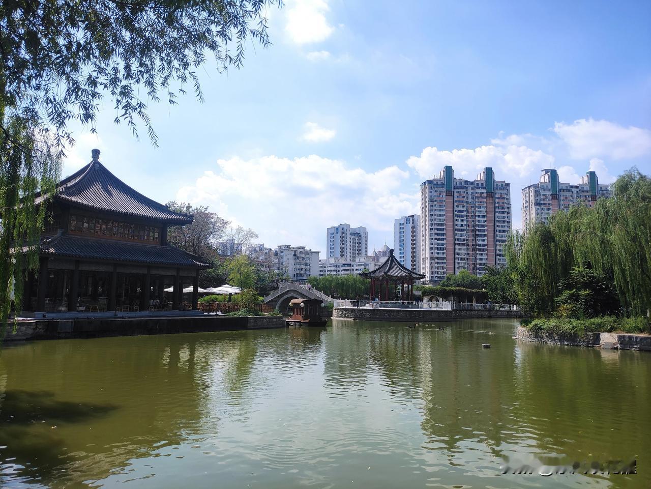 秋高气爽，蓝天白云，
今天天气好，风景美如画！

晒图笔记大赛 蓝天治愈风景 人