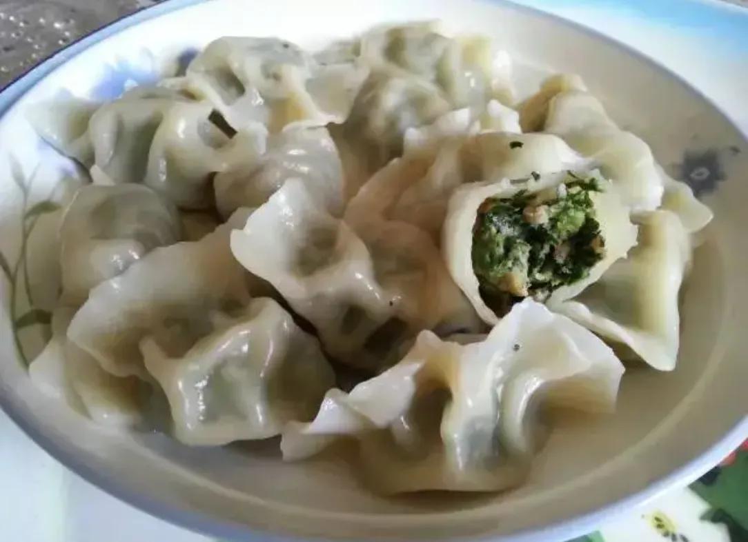 《头伏饺子》
饺子皮，饺子馅，
头伏饺子二伏面。
今天饺子是啥馅，
猪肉荠菜挺不