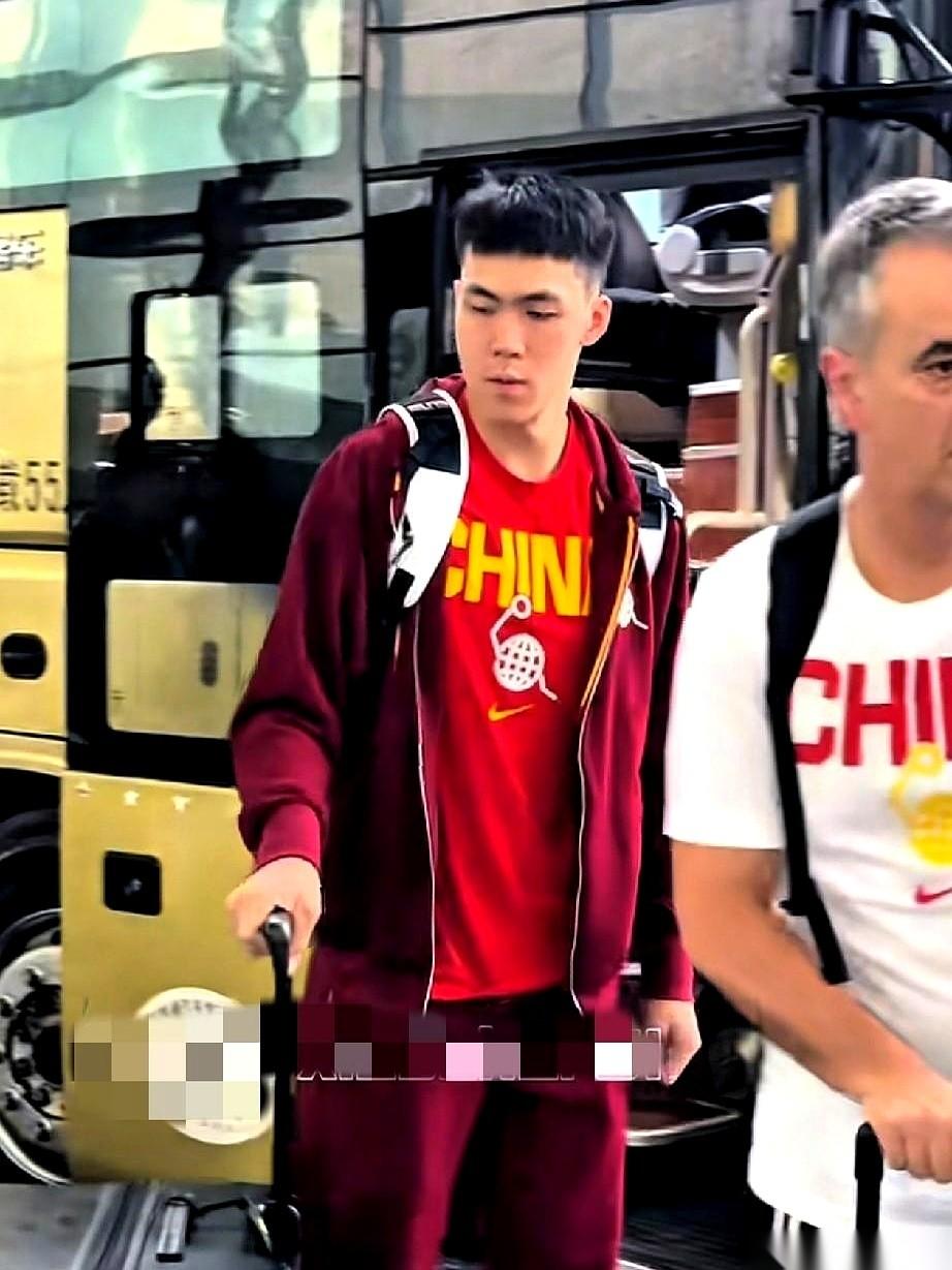 中国男篮飞韩国了，7月6号，跟中国台北队打一场生死战。
但沈阳机场的出发大厅里，