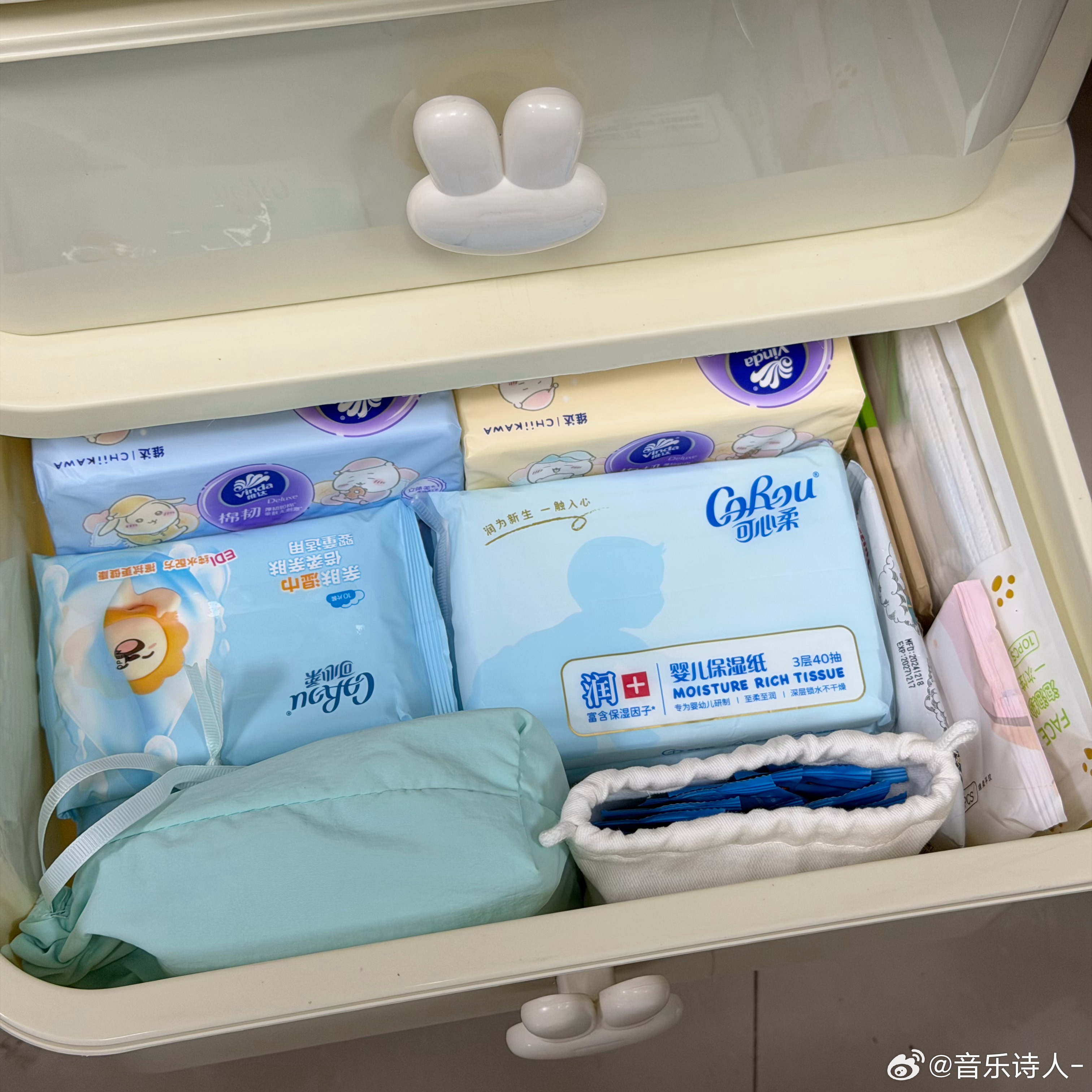 又收拾了办公室一下新买的柜子 好舒服[馋嘴][馋嘴][馋嘴] ​​​