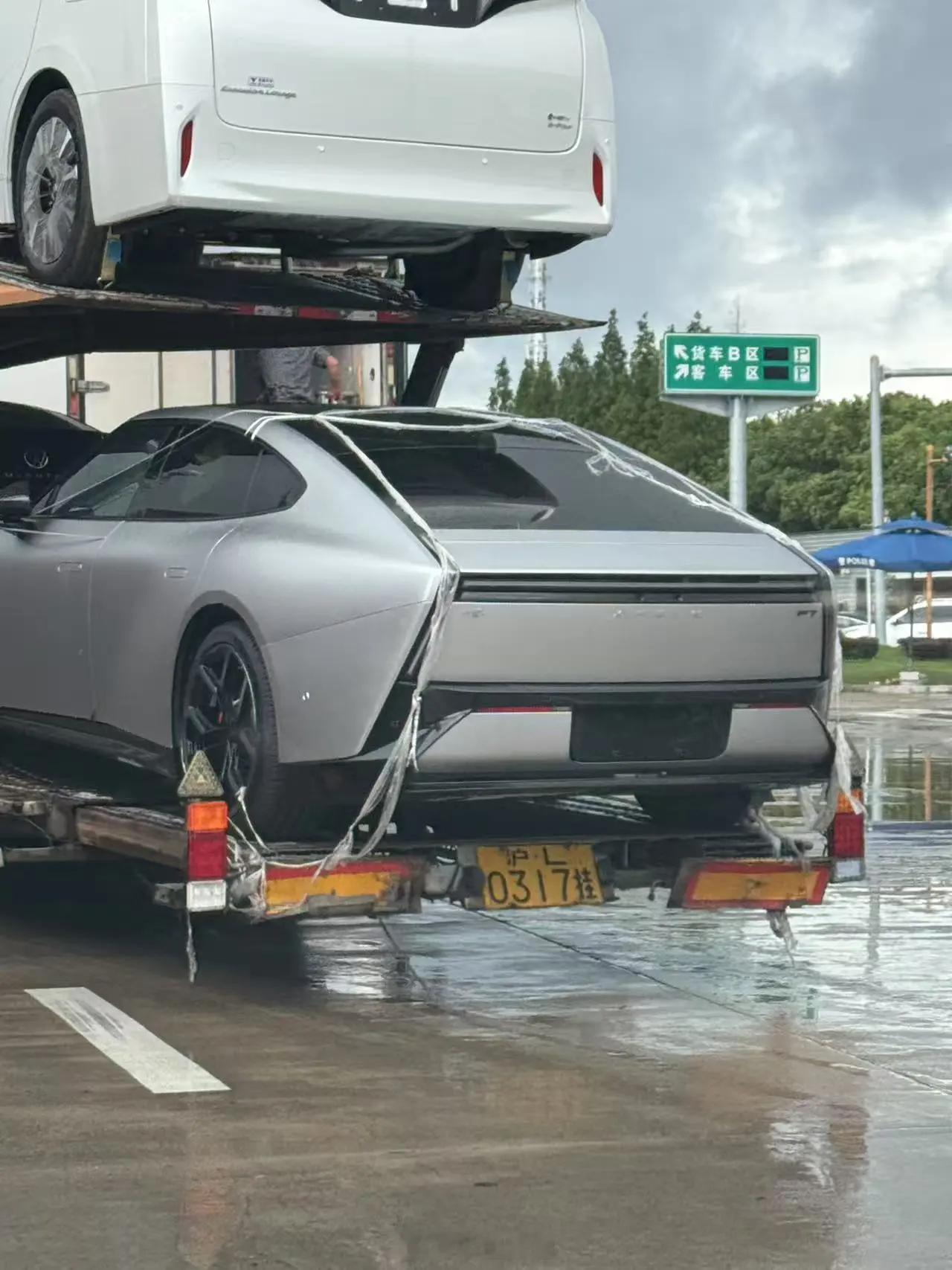 新 P7 有点帅啊～图 2 感觉都不是一个图层的😶 小鹏汽车 ​​​