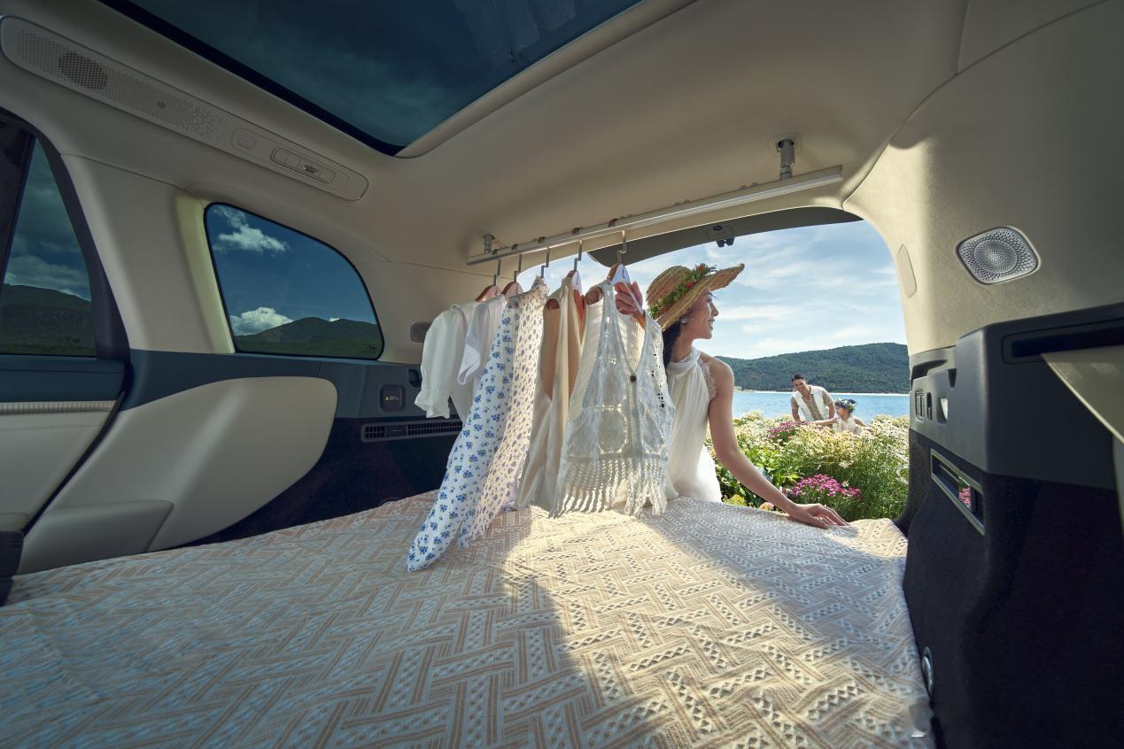 “五座新王”岚图泰山X8预售30.29万起，8系市场迎来终极“大杀器”！新华AU