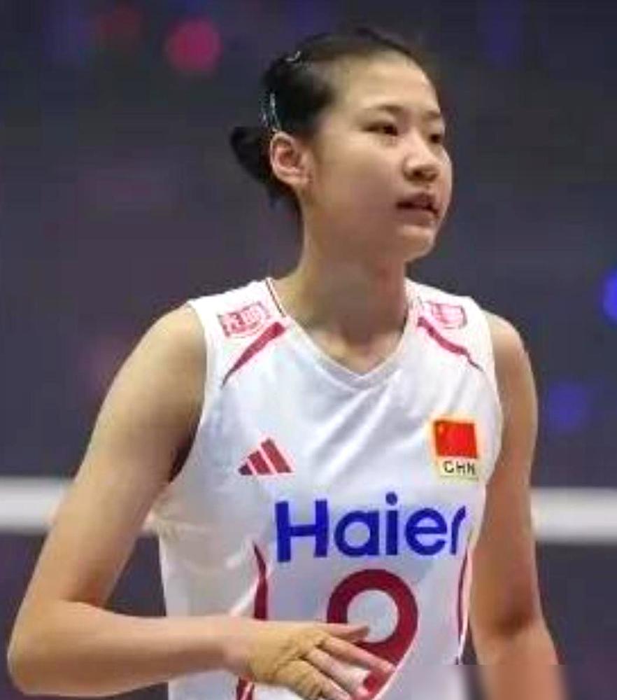 谁能想到，开局0：3输捷克，差点被骂上热搜的中国女排，转头就拿了个五连胜。

更