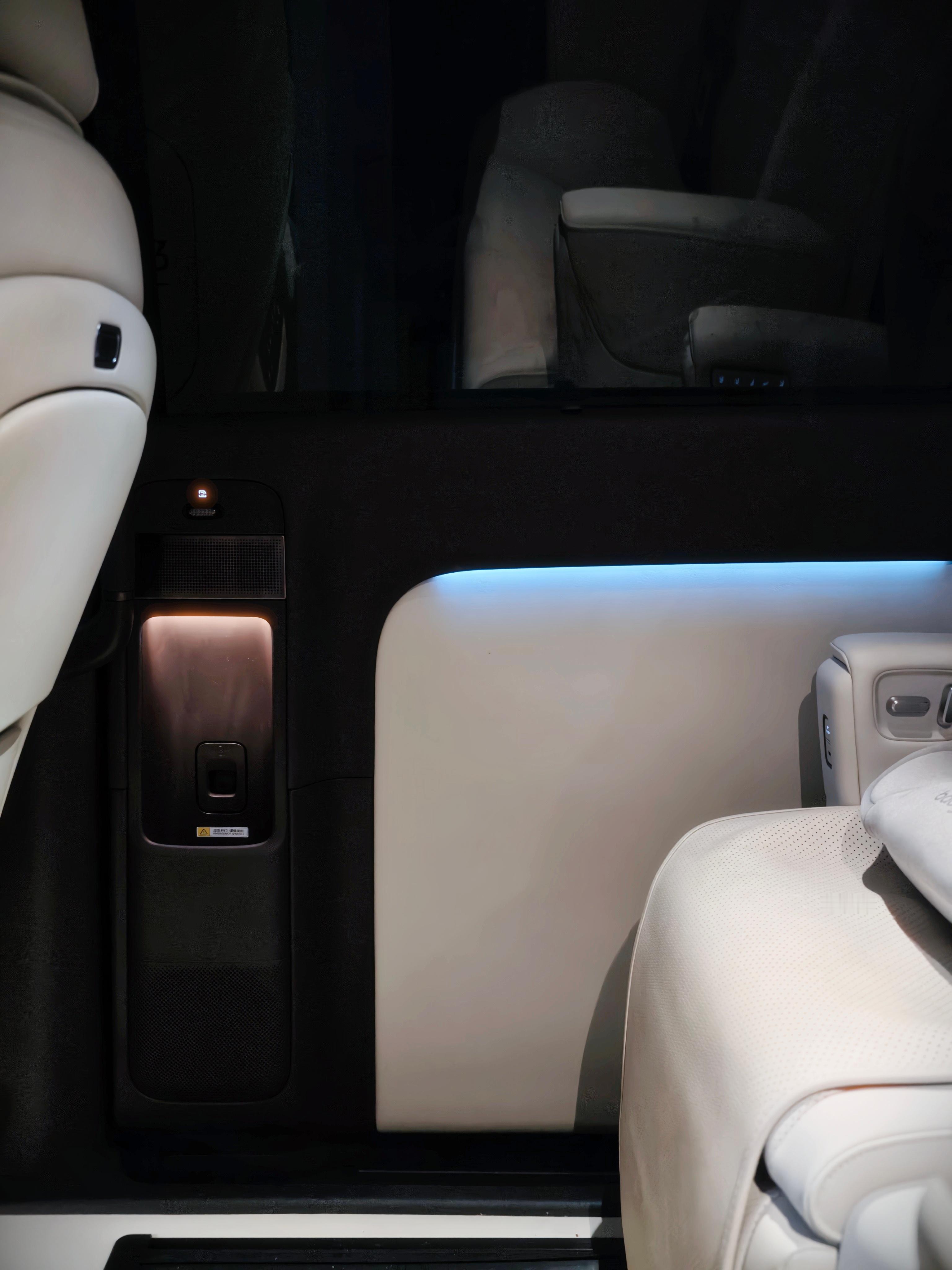 MEGA的二排门板同样非常漂亮属于那种一眼好看，一问价格吓一跳的家具风…你说它显