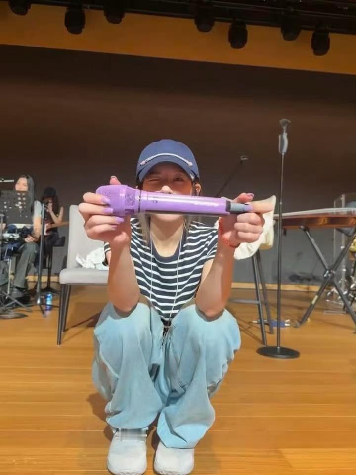 细节：洗漱包会不会是rdd的话筒上写的Canlily赵露思