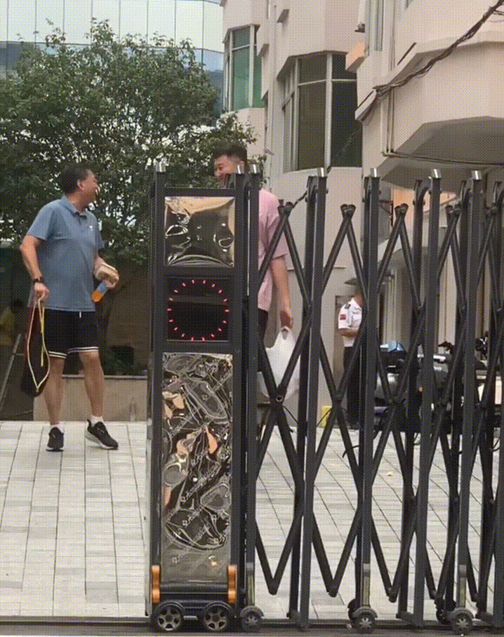 放假过中秋了！杜锋指导和白江指导有说有笑，放假回家准备过中秋佳节了！

杜锋现在