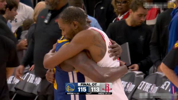 在今天火箭主场以113：115惜败于勇士的赛后，发生了让人热泪盈眶的一幕。当比赛