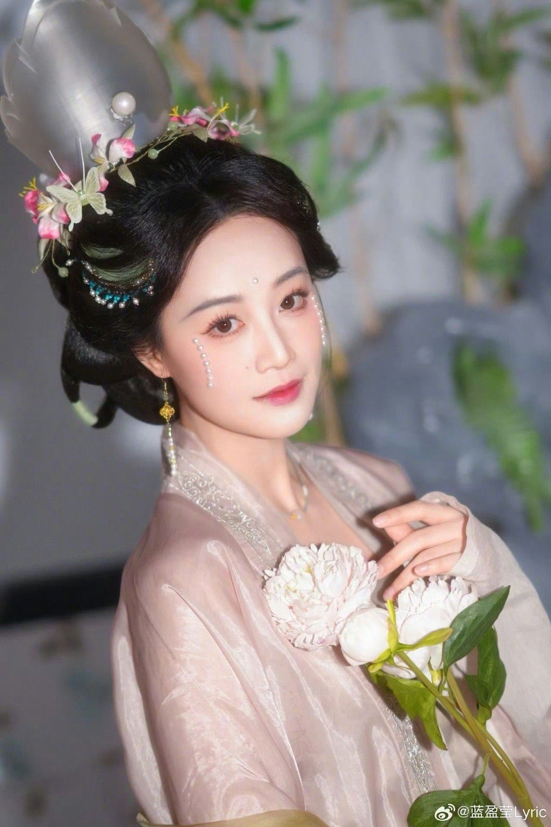 蓝盈莹宋式泪妆美哭了 她看镜头的那一眼，眼里有光脸上有妆。珍珠点缀在眼角，像是晨