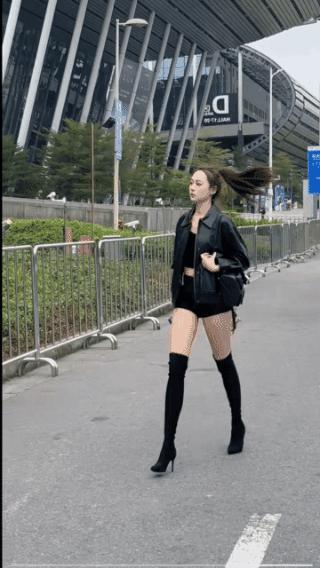 太气人了，
现实版“恨天高”！
美女长得漂亮，
个子高腿也长，
走到哪都是焦点！