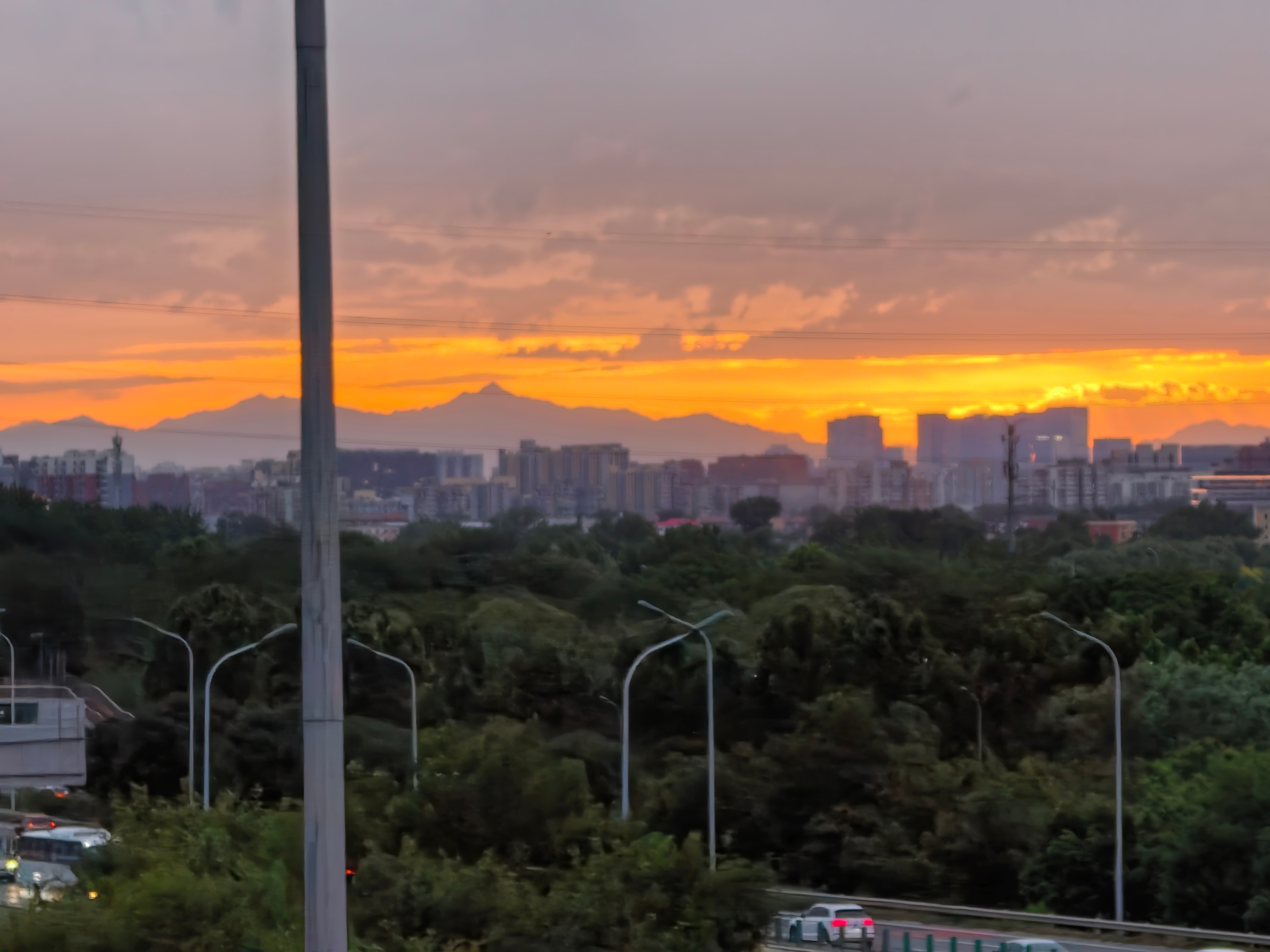 路上看到了惊艳的火烧云，忍不住放慢了脚步