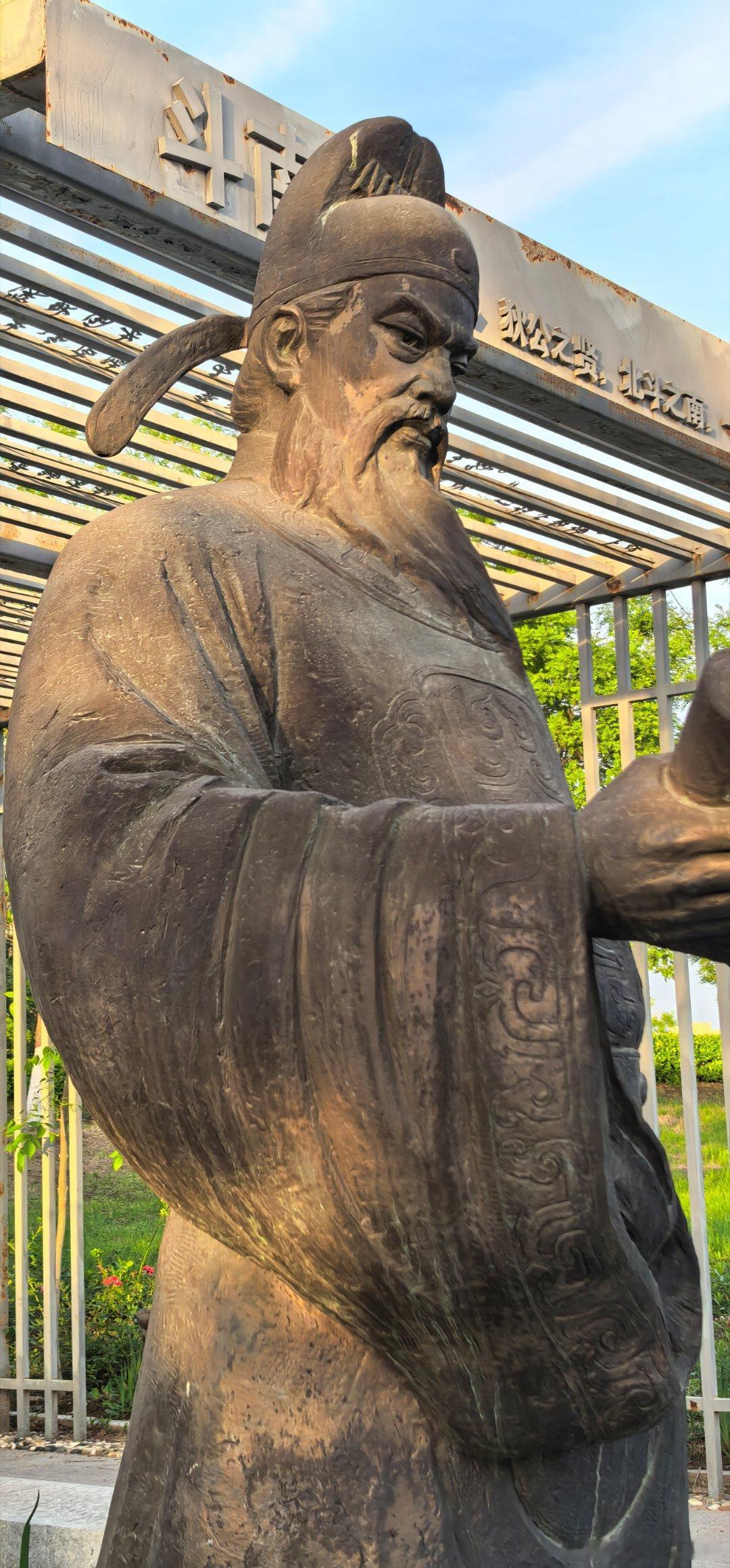 太原  汾河公园斗南广场狄仁杰雕像 