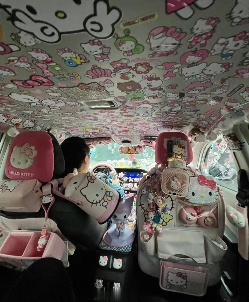 今天打车打到一辆全是kitty的车～ ​​​