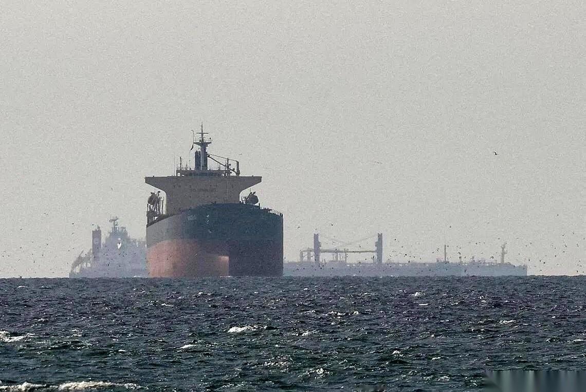 特朗普的狠话还在网上飘着，连墨水都没干，说晚上10点就要封锁伊朗的海上大门。
结