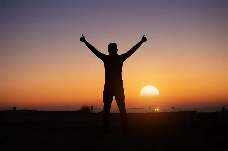 这几年过年的时候，
出现了一个很奇怪的现象，
回家的越来越少了，
尤其是在外安家