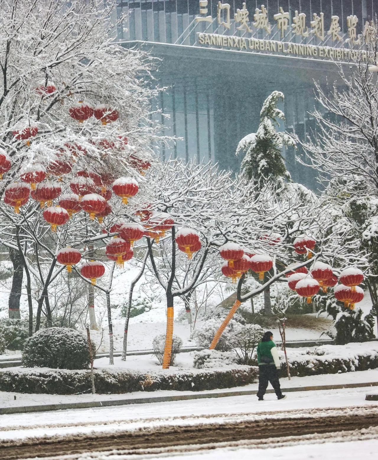 瑞雪迎新春
四更晴天五更阴，
降雪持续数点钟。
山着素装地裹银，
美景伴人迎新春