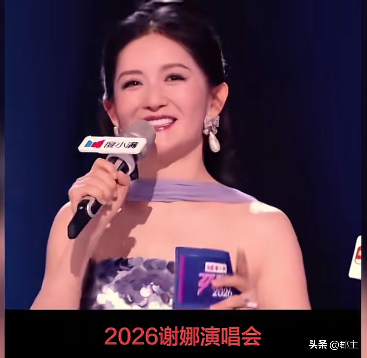 谢娜开启全国巡演演唱会引发热议。
1、不是说好了只在成都开一场演唱会，圆梦而已吗