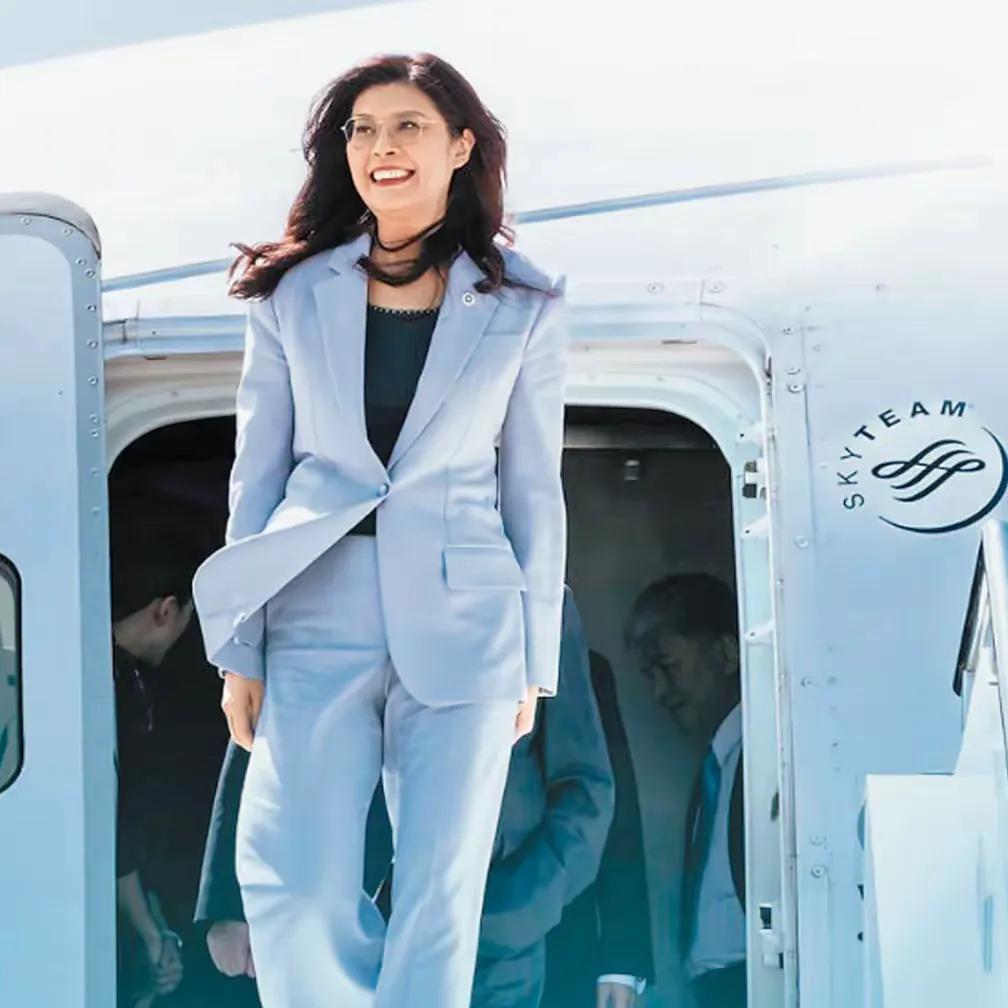 家人们
郑丽文这穿衣打扮
我算是看懂了，别人都敞着扣子，松松散散
就她，规规矩矩