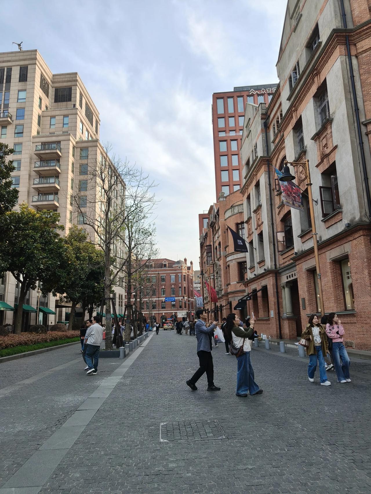 周末午后随便走走，一如既往地人多…

今天走了不一样的路线，这边很少走哈…外滩源