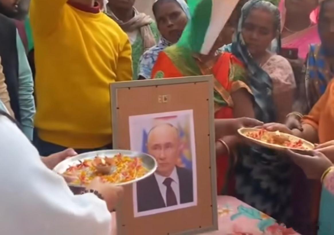 普京访问印度，印度民众为他举行祈福仪式。 