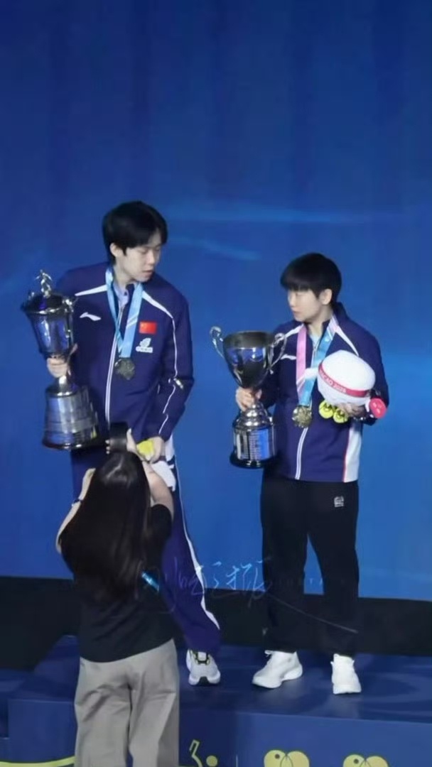 顶峰相见然后相互肘击？有点过于可爱了我说王楚钦问孙颖莎你的奖杯帽呢
