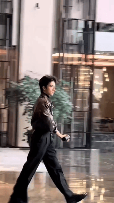 导演快给王星越递本子王星越上班路透机车风皮衣造型太帅了，现偶男主本子快快吻上来！