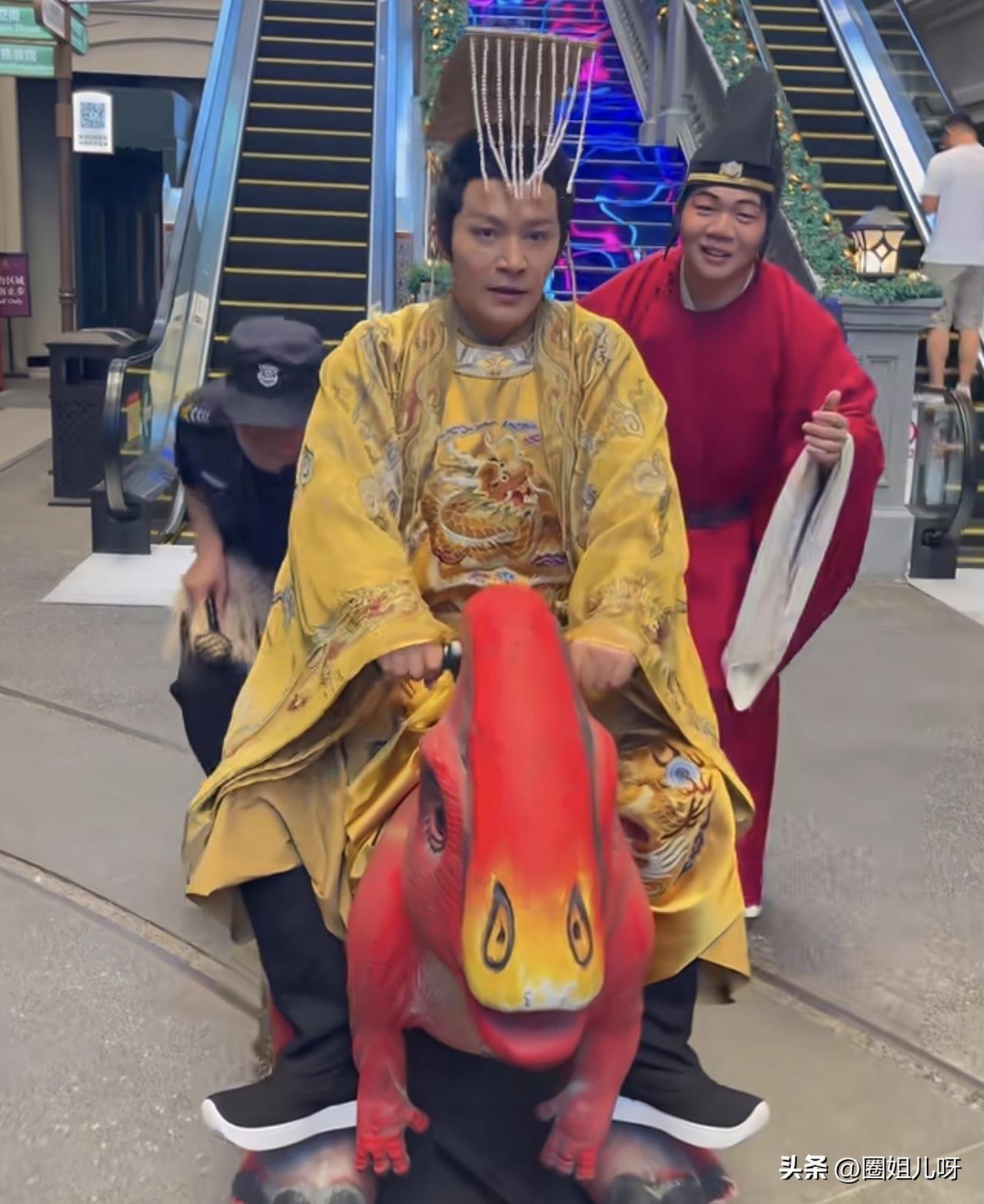 郑国霖这是真爱上班啊！
谁能想到，当年风度翩翩的“李世民”，如今却在景区打工当N