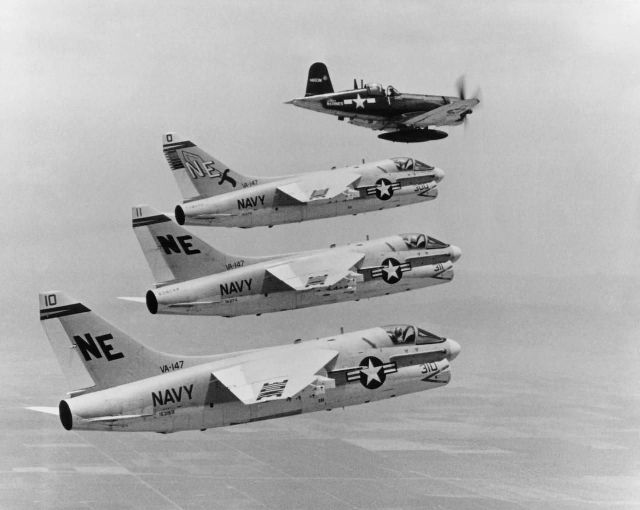 70年代，美国凌.特姆科.沃特公司研制的两代“海盗”舰载机编队飞行。