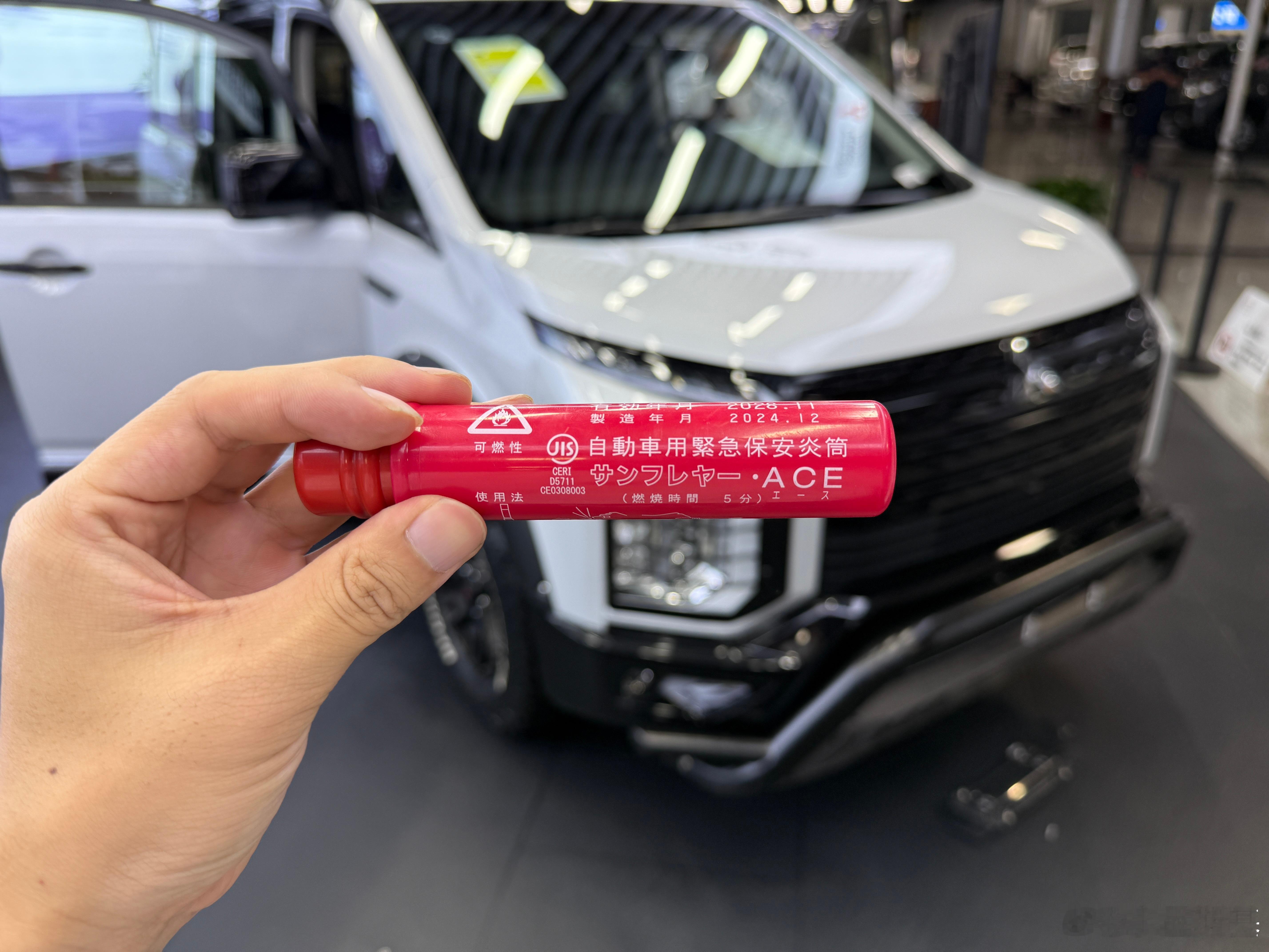 车内自带信号弹（燃烧棒）的车，太有意思了新能源车配灭火器，燃油车配燃烧棒 ​​​