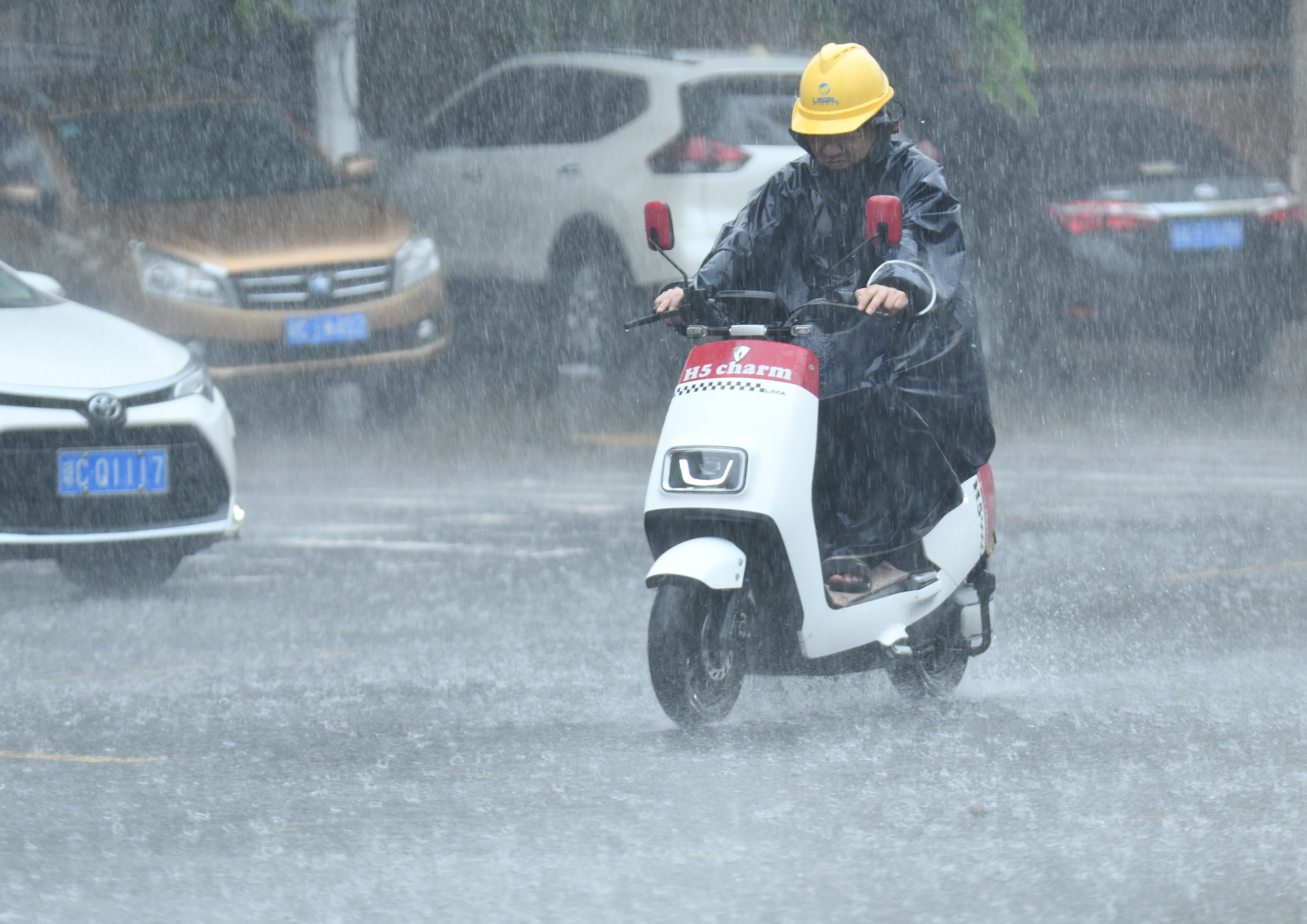 台风“蝴蝶”今日将与海南岛擦肩而过，前往北部湾继续“发育”