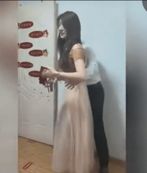 伴娘太漂亮，新郎官抱着不撒手，有点喧宾夺主。