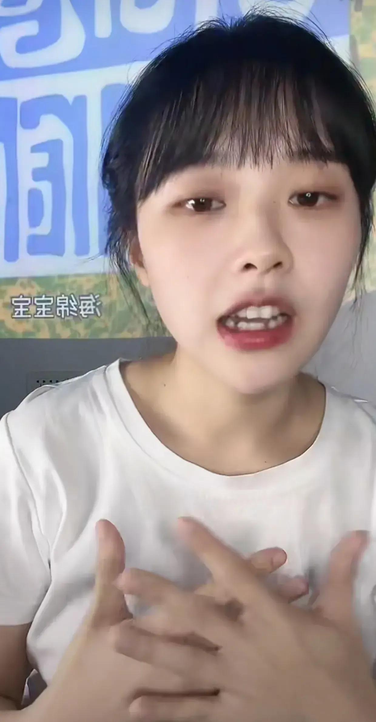 黄老师开直播40万人在线，关闭打赏回应质疑。

她说真实年纪是90后，也就二十几