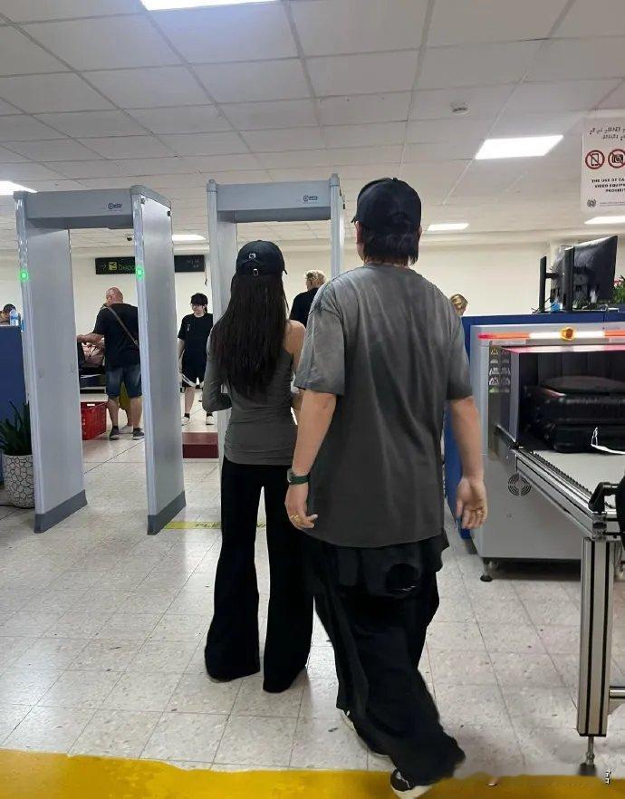 第一次见明星带着素人一起官宣笑不活了！第一次见明星恋情靠路人“官宣”！视频爆出来