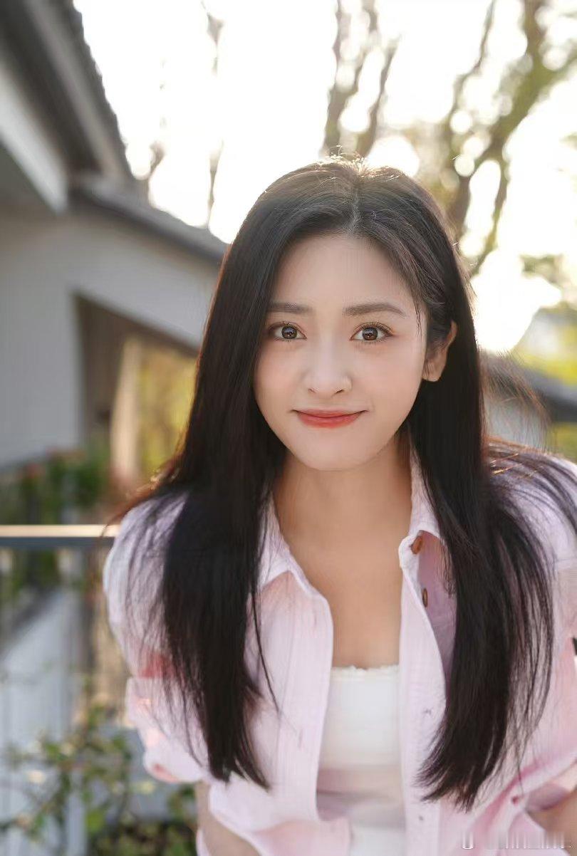 蒋欣戚薇沈月同框蒋欣戚薇沈月活动同框 梦幻同框来袭！蒋欣大气优雅，戚薇又飒又美，