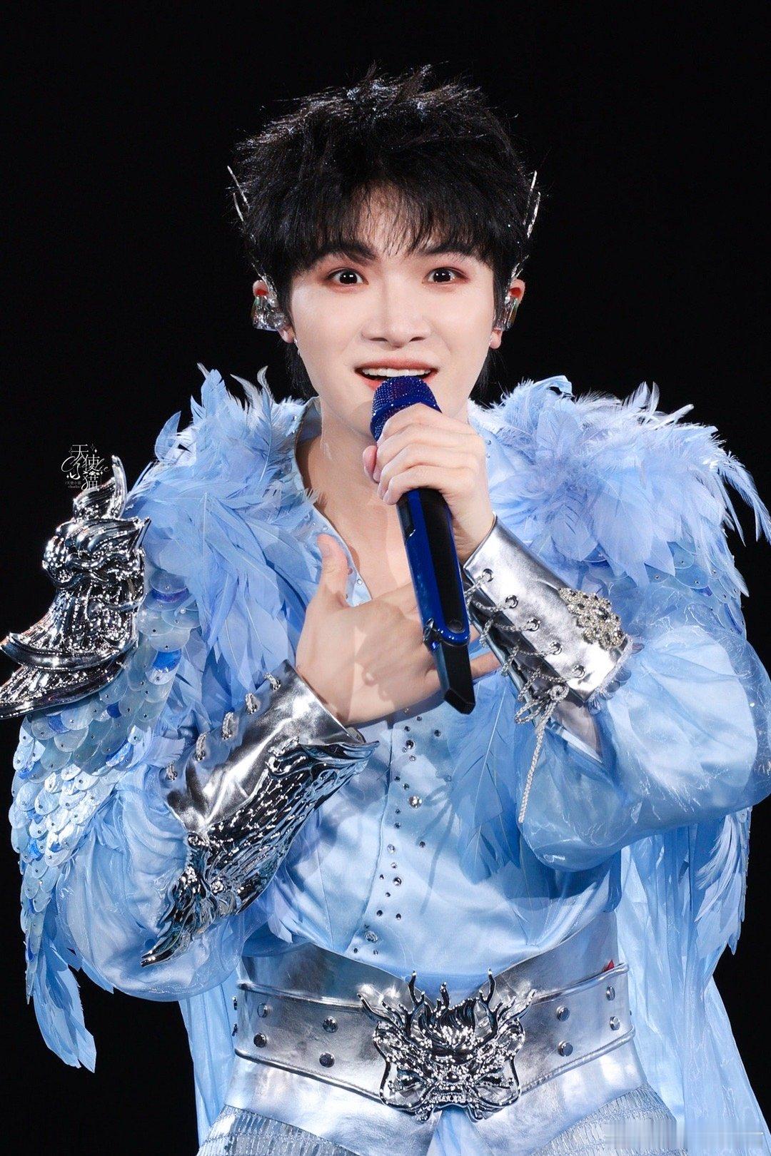 周深哼了两句薛之谦眼睛都瞪大了中国唱将 周深这随口一哼，直接把点评环节升级成视听