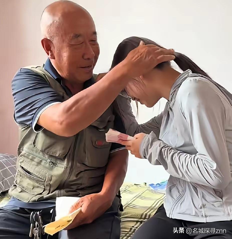 女孩收到录取通知书后，第一时间去跟爷爷报喜，爷爷的一个举动，让女孩瞬间落泪了。