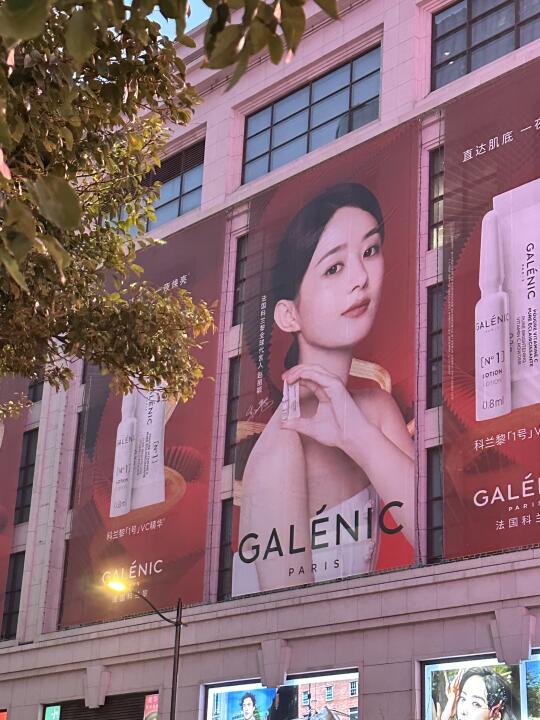 卧卧卧！！市中心都是赵丽颖大屏！！好震撼！！！