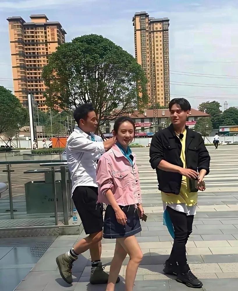 赵丽颖简直不要太美、喜欢洋溢着青春。