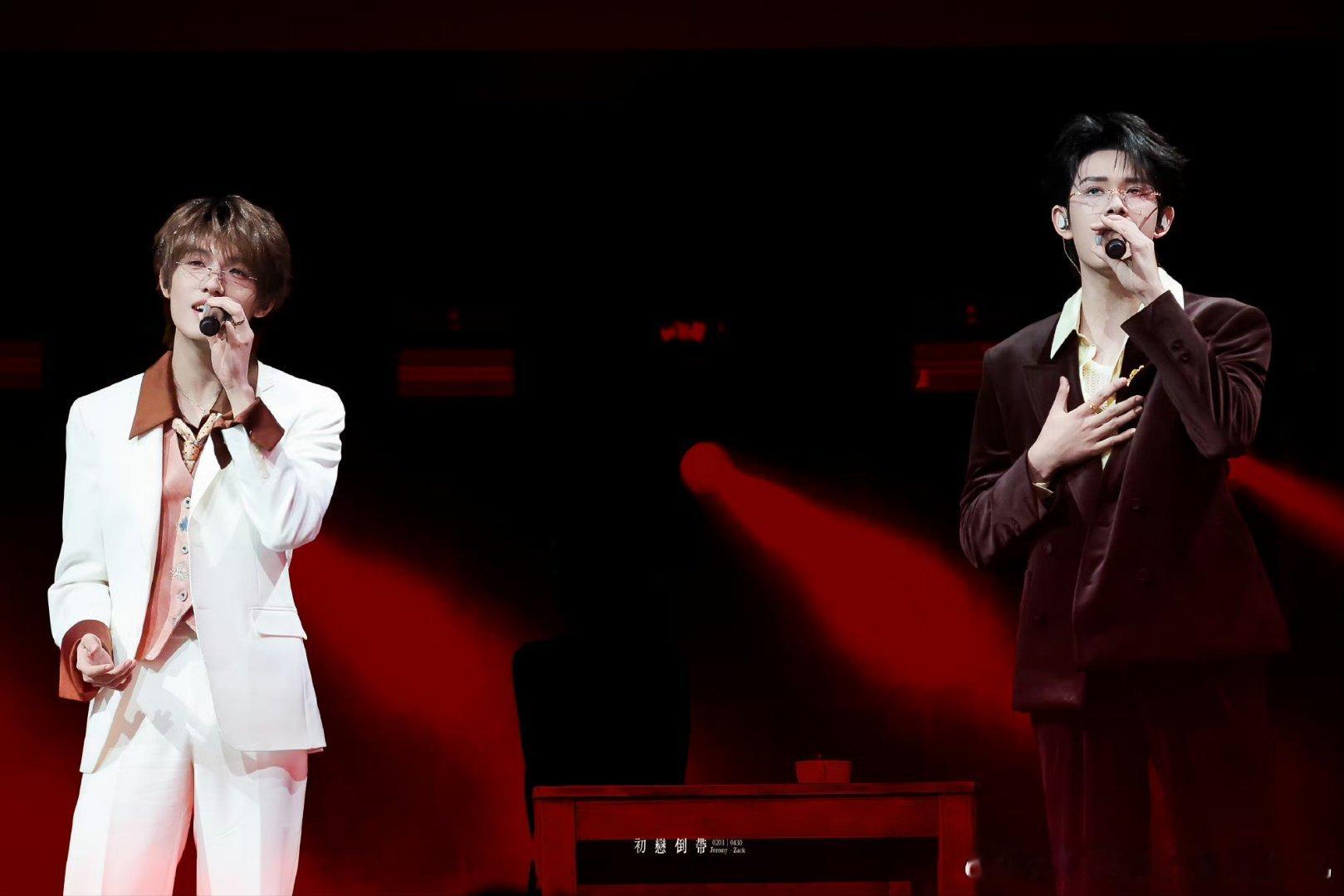 张泽禹张极双人舞台暗香张泽禹张极双主唱的权威清亮嗓搭醇厚嗓，适配度直接拉满，双主