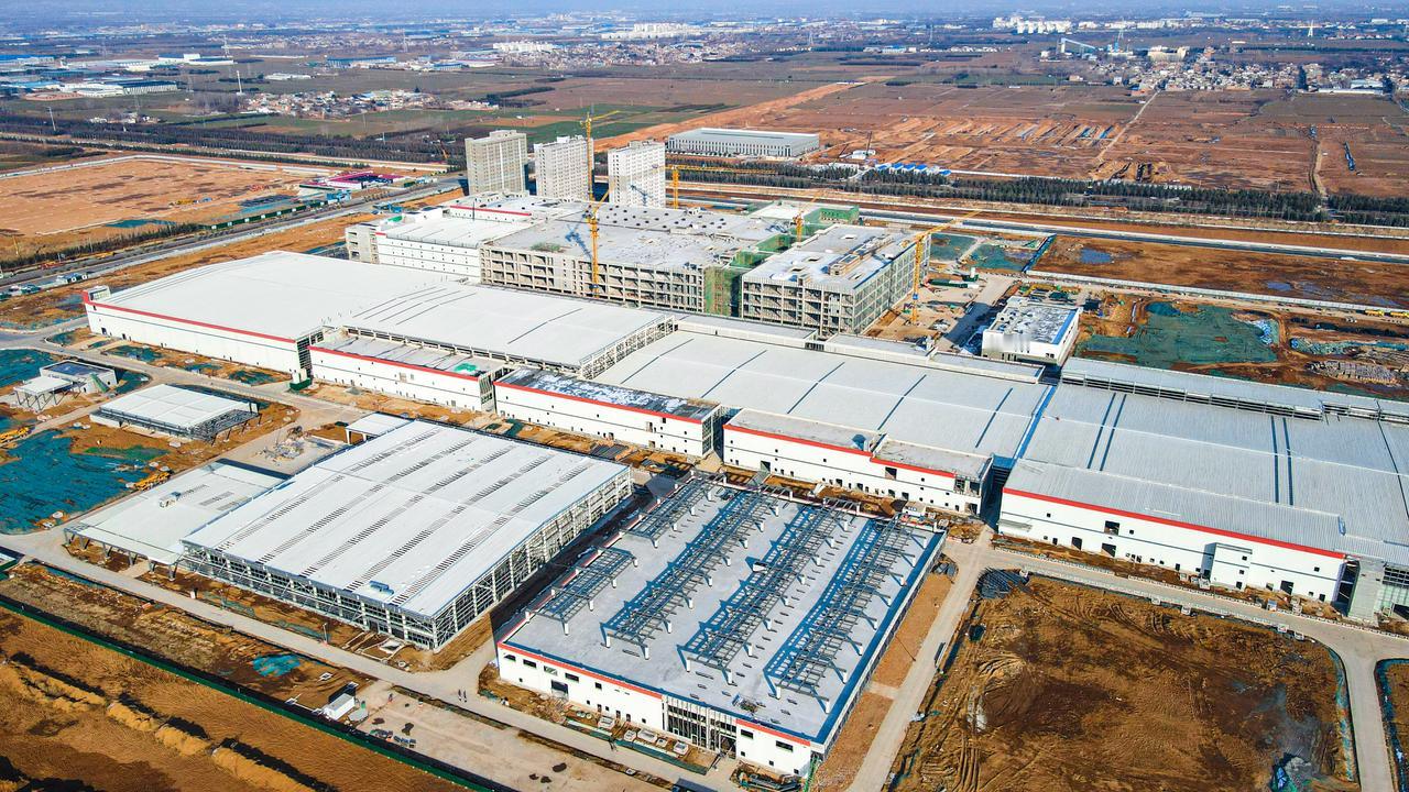 疫情期间，江凌为洛阳引进了宁德时代，总投资280亿，

后期又引进了中石化大化纤