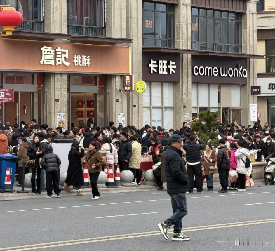 创始人詹振华，江西鹰潭人，1999年跑到合肥宿州路开了家不到8平米的小店，就三个