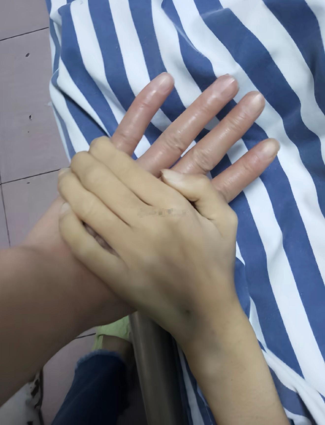 川外大三女生杨雪直肠癌去世，仅21岁，最后画面是抓着妈妈的手不放。 ​​​